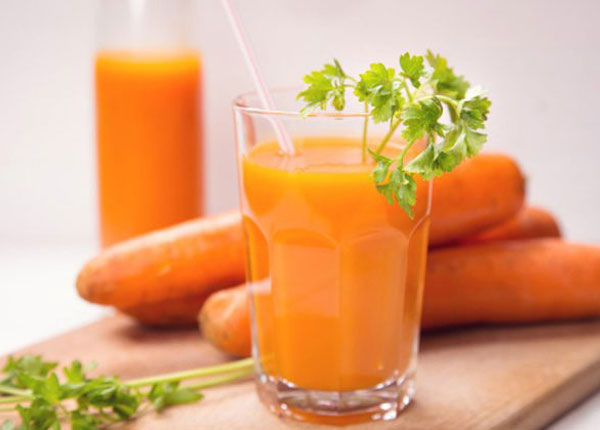Nước ép cà rốt rau cần giúp điều trị bệnh sa tử cung